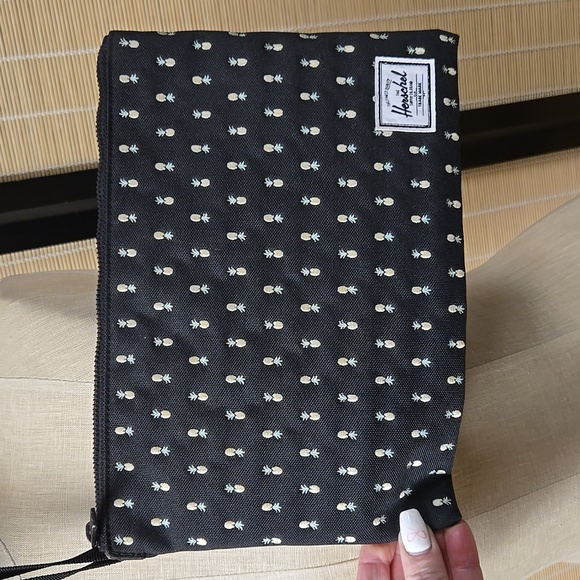 Herschel Supply Pinapple Pouch - Picture 2 of 9